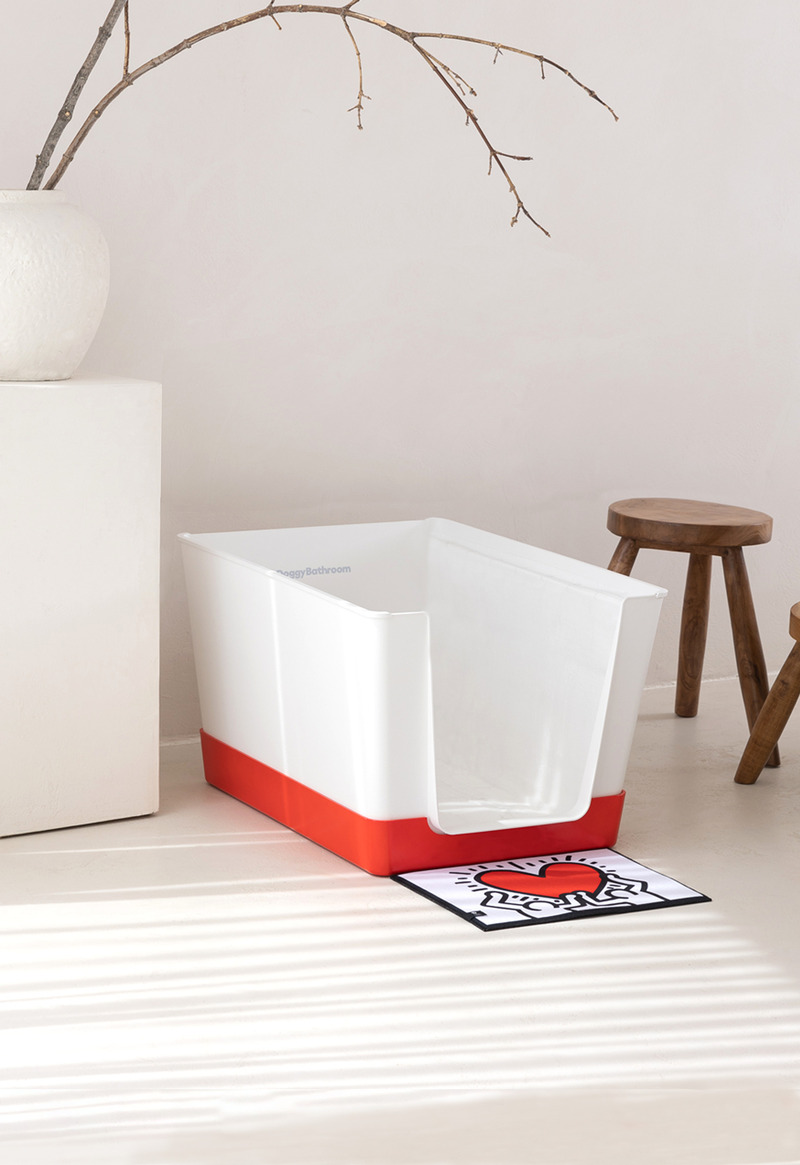 Press kit | 3904-03 - Press release | Doggy Bathroom Introduces Keith Haring Collection - Doggy Bathroom - Product - Doggy Bathroom x Keith Haring Red - Photo credit: Mélanie Bussière