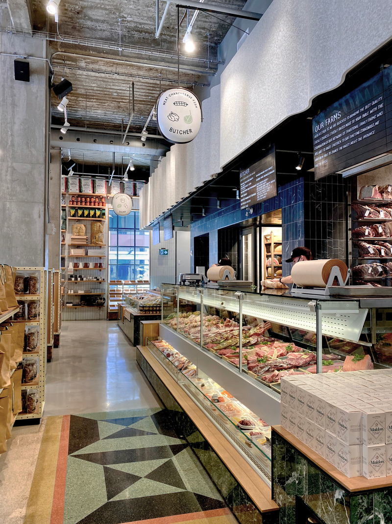 Dossier de presse | 1858-04 - Communiqué de presse | Stock T.C Transforms a Heritage Postal Station Into an Original Gastronomic Experience - Giannone Petricone Associates - Design d’intérieur commercial - Display counters anchor the market with bakery and butchery ingredients under a white felt proscenium. <br style=""> - Crédit photo : Stephanie Palmer