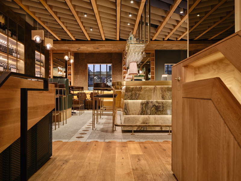 Dossier de presse | 1858-04 - Communiqué de presse | Stock T.C Transforms a Heritage Postal Station Into an Original Gastronomic Experience - Giannone Petricone Associates - Design d’intérieur commercial - The second-floor bistro lines the historic building with new layers of cork, wood, mirrored glass, and stone, treated with a greater degree of refinement than the market level. <br> - Crédit photo : Doublespace