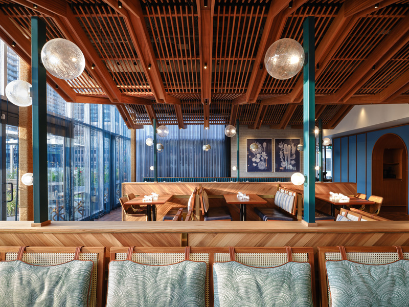 Dossier de presse | 1858-04 - Communiqué de presse | Stock T.C Transforms a Heritage Postal Station Into an Original Gastronomic Experience - Giannone Petricone Associates - Design d’intérieur commercial - Floor-to-ceiling windows look over the Toronto skyline with unrivalled views. The woven chevron wood ceiling is like a tree canopy whilst also framing the long view to the city beyond.<br> - Crédit photo : Doublespace