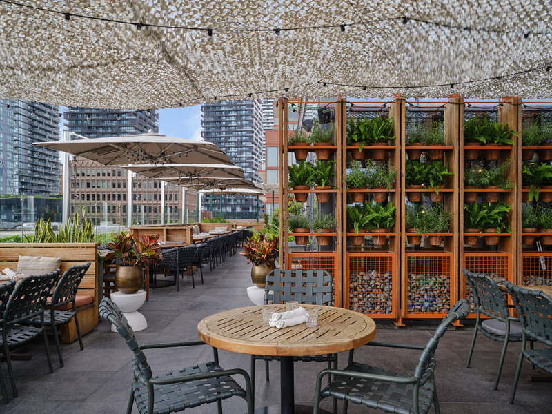 Dossier de presse | 1858-04 - Communiqué de presse | Stock T.C Transforms a Heritage Postal Station Into an Original Gastronomic Experience - Giannone Petricone Associates - Design d’intérieur commercial - The largest rooftop patio in Toronto's Yonge-Eglinton corridor, STOCK T.C presents a lush and breezy oasis with sweeping views in three directions.<br> - Crédit photo : Doublespace