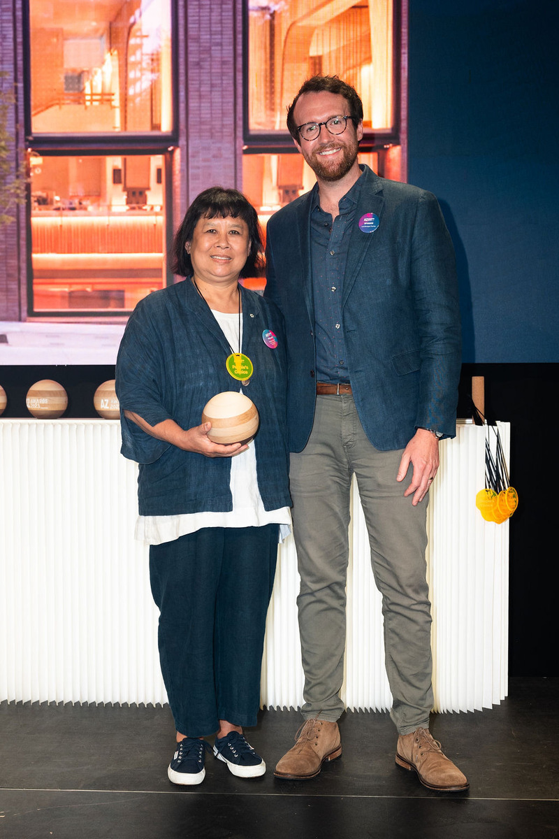 Dossier de presse | 809-38 - Communiqué de presse | Meet the Winners of the 2023 AZ Awards! - AZURE Media - Concours -  Brigitte Shim of Shim-Sutcliffe receiving the 2023 AZ Awards trophy and People's Choice medallion from Landscape Forms' Director of Design Ryan Heiser, for Toronto's ACE Hotel, Winner &amp; People's Choice in Buildings Over 1,000 SqM  - Crédit photo : Mauricio Calero
