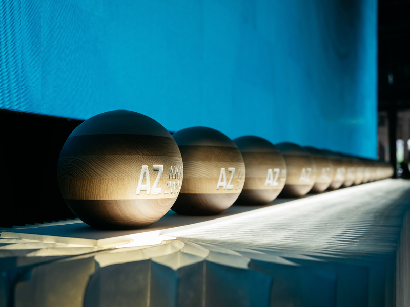 Dossier de presse | 809-38 - Communiqué de presse | Meet the Winners of the 2023 AZ Awards! - AZURE Media - Concours -  The 2023 AZ Awards Trophies – designed by AZ Awards juror Marie Christine Dorner – displayed at the stage and ready for the Winners Reveal  - Crédit photo : Arash Moallemi