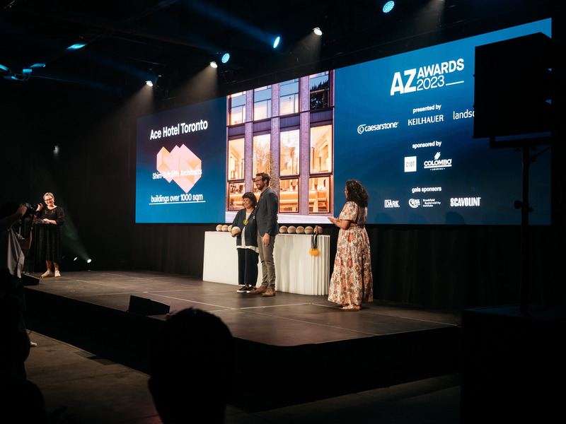 Dossier de presse | 809-38 - Communiqué de presse | Meet the Winners of the 2023 AZ Awards! - AZURE Media - Concours -  Brigitte Shim of Shim-Sutcliffe receiving the 2023 AZ Awards trophy from Landscape Forms' Director of Design, Ryan Heiser, for Toronto's ACE Hotel, Winner &amp; People's Choice in Buildings Over 1,000 SqM  - Crédit photo : Arash Moallemi