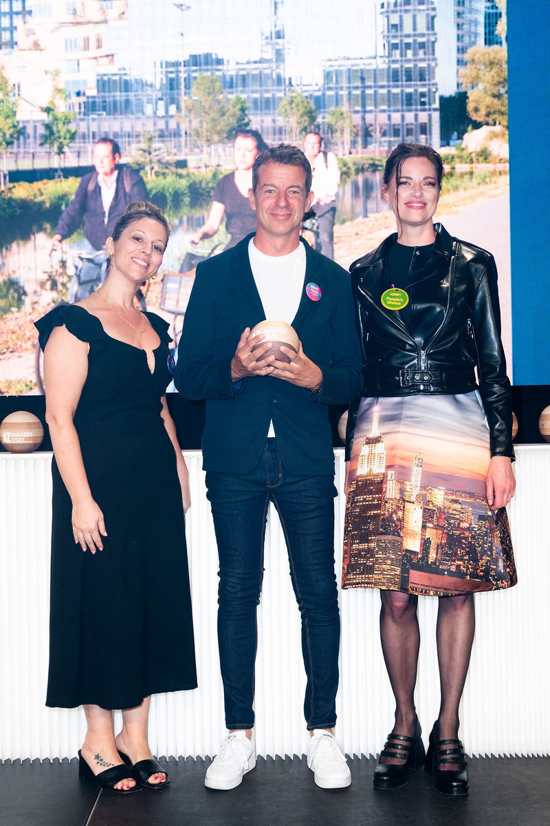 Dossier de presse | 809-38 - Communiqué de presse | Meet the Winners of the 2023 AZ Awards! - AZURE Media - Concours - MVRDV's Jan Knikker and Sanne van der Burgh (right) receiving the 2023 AZ Awards trophy and People's Choice medallion from Ciot's Amanda Butera for Valley, Winner &amp; People's Choice in Architecture, Multi-Unit Residential Buildings - Crédit photo : Mauricio Calero