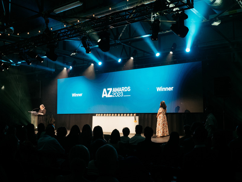 Dossier de presse | 809-38 - Communiqué de presse | Meet the Winners of the 2023 AZ Awards! - AZURE Media - Concours - MC Jessica Allen announcing the 2023 AZ Awards Winners - Crédit photo : Arash Moallemi