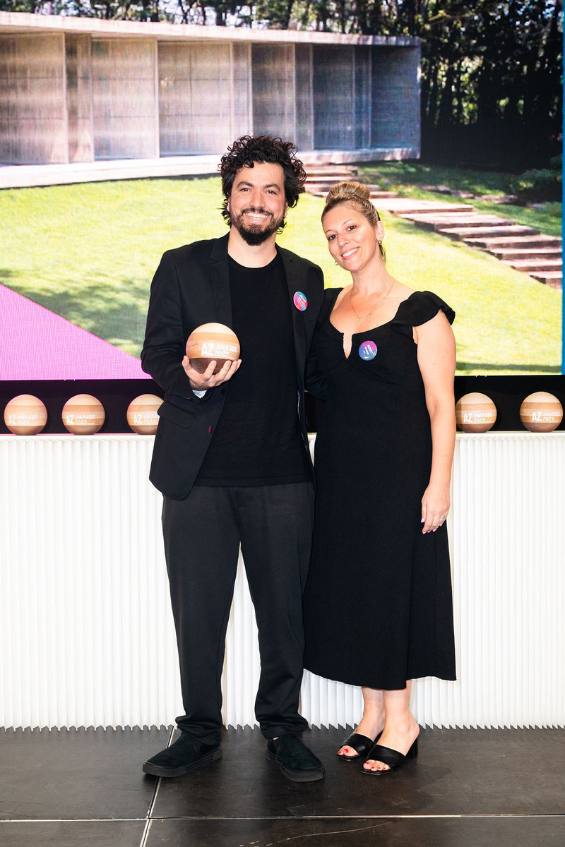 Dossier de presse | 809-38 - Communiqué de presse | Meet the Winners of the 2023 AZ Awards! - AZURE Media - Concours - Filipi Oliveira of Brazil's mf+arquitetos, recieving the 2023 AZ Awards trophy from Ciot's Amanda Butera for Lake House, Winner in the Architecture, Houses category - Crédit photo : Mauricio Calero