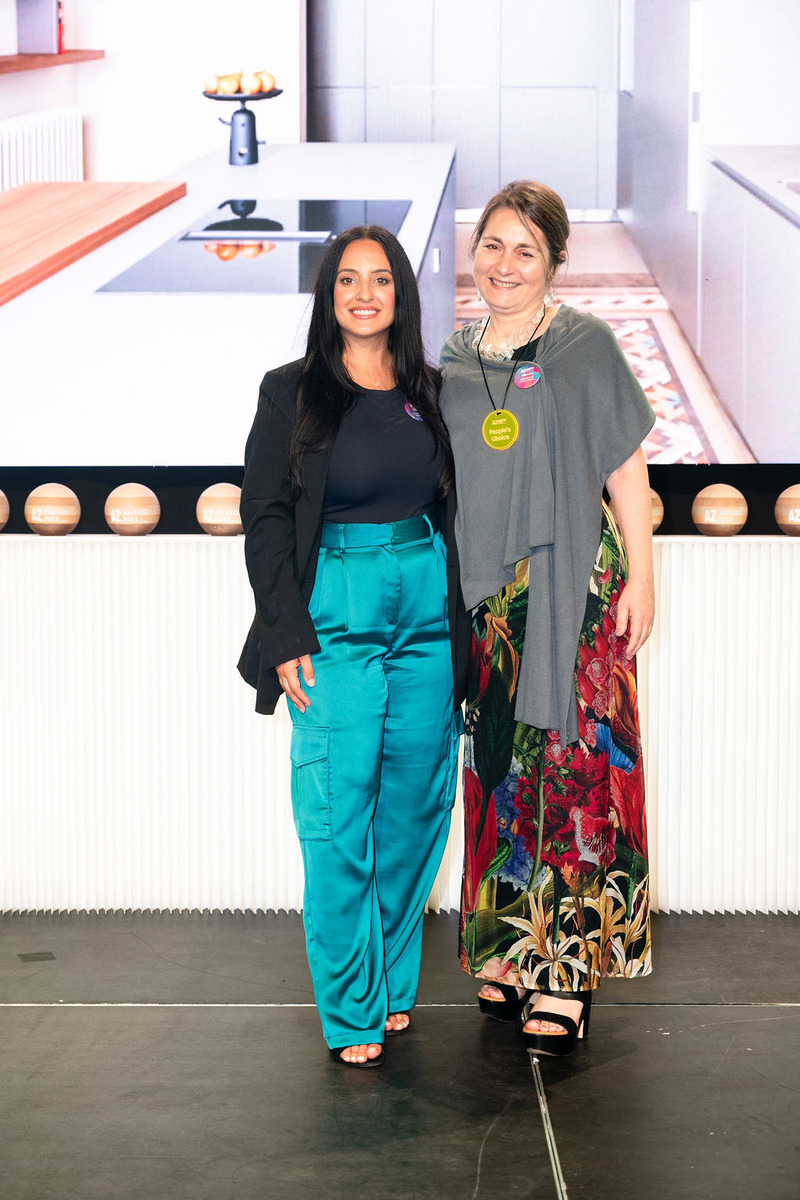 Dossier de presse | 809-38 - Communiqué de presse | Meet the Winners of the 2023 AZ Awards! - AZURE Media - Concours - Agnès Blanch of Spain's Estudio Vilablanch receives the People's Choice medallion from Colombo Design's Christina Patriarca, for Living in a Work of Art, People's Choice in Residential Interiors category - Crédit photo : Mauricio Calero