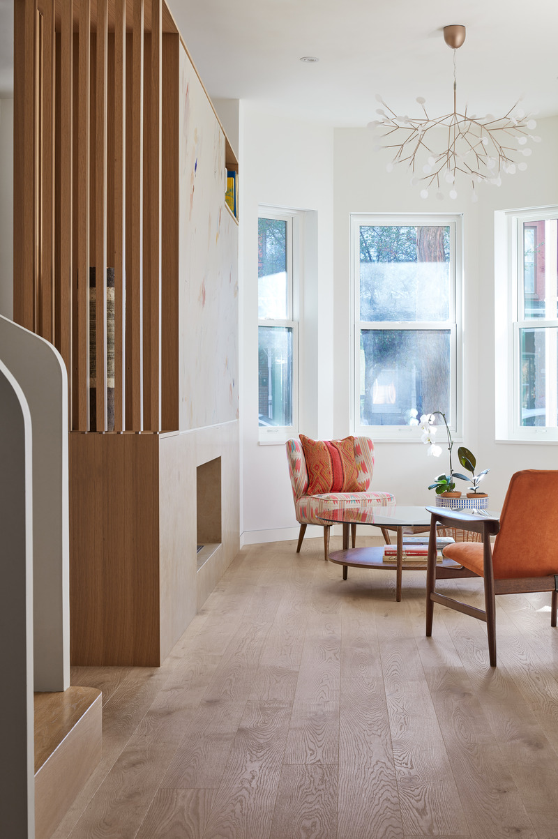 Dossier de presse | 1513-18 - Communiqué de presse | Flow House - Dubbeldam Architecture + Design - Architecture résidentielle - The living room is separated from the entry by a custom millwork piece that floats below the ceiling and includes a bespoke mural by local artist Dasha Valakhanovitch. - Crédit photo : Riley Snelling
