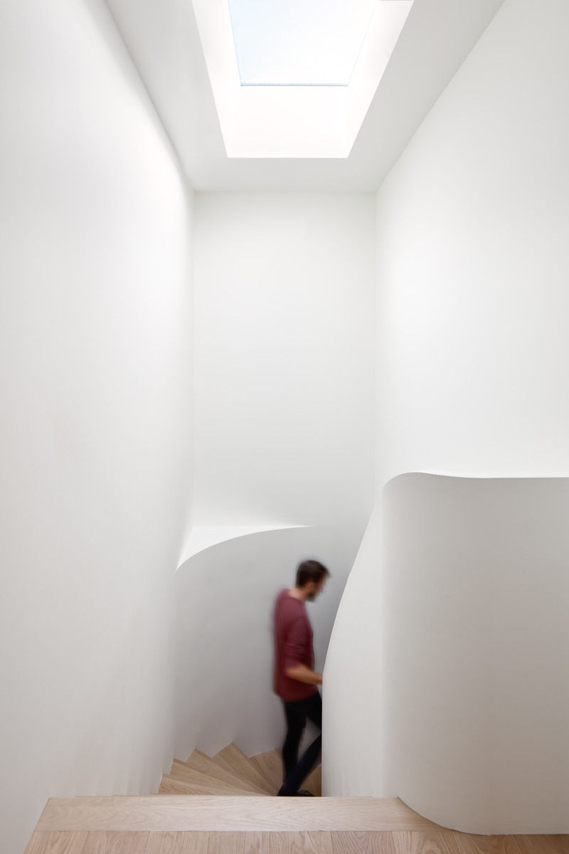 Dossier de presse | 1513-18 - Communiqué de presse | Flow House - Dubbeldam Architecture + Design - Architecture résidentielle - The stair functions as a light tunnel, drawing natural light deep into the interior. - Crédit photo : Riley Snelling