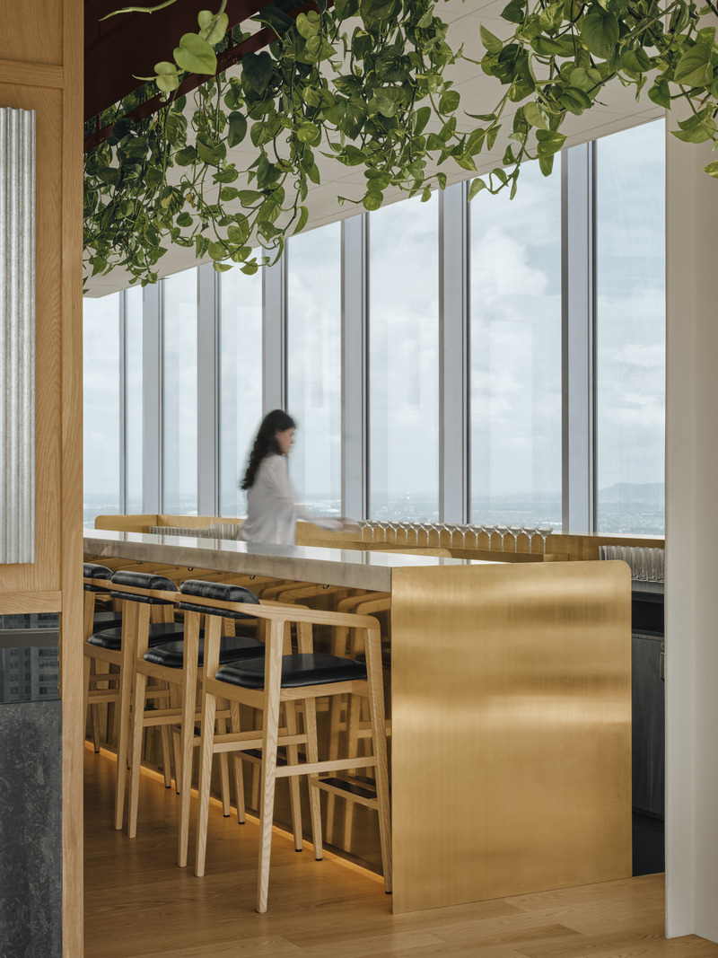 Press kit | 1303-19 - Press release | Modernist Elegance Meets Panoramic Views at Montreal’s New Culinary Destination - Sid Lee Architecture - Commercial Interior Design -  46th - Photo credit: Alex Lesage