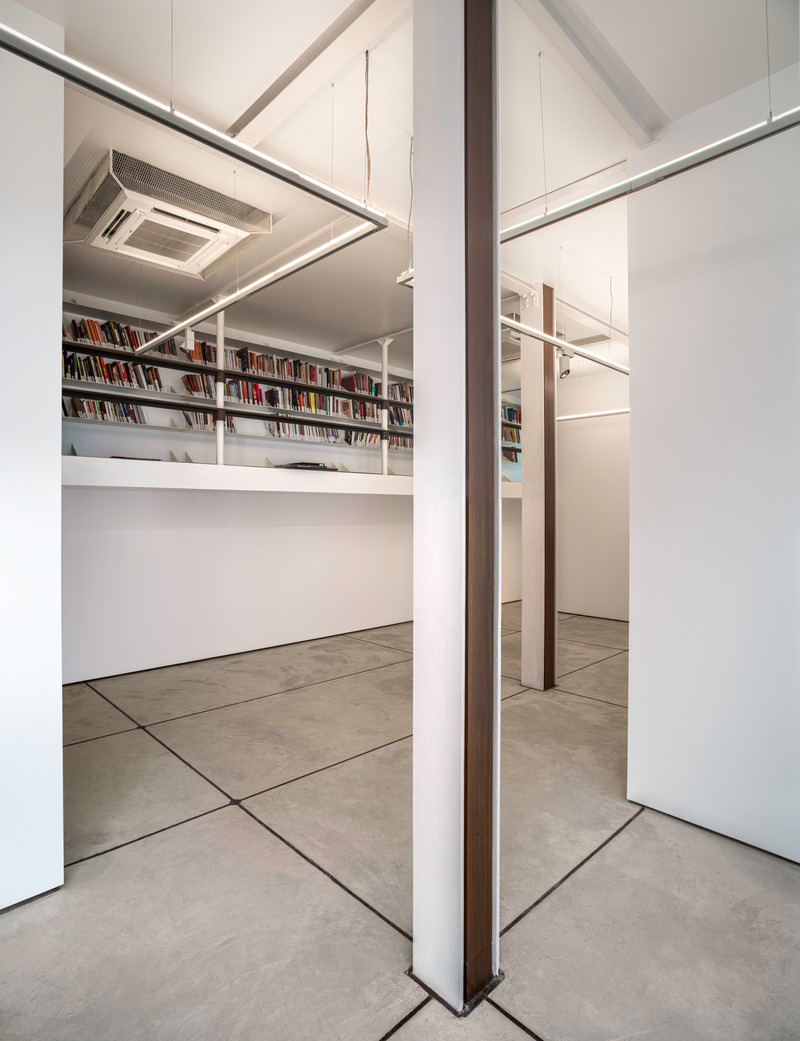 Press kit | 4016-03 - Press release | Tarq Gallery - Squareworks - Art -  Gallery view and library on cat walk  - Photo credit: Studio Charuau