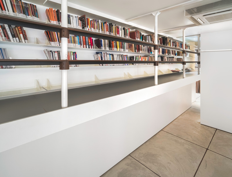 Press kit | 4016-03 - Press release | Tarq Gallery - Squareworks - Art -  Library on cat walk  - Photo credit: Studio Charuau