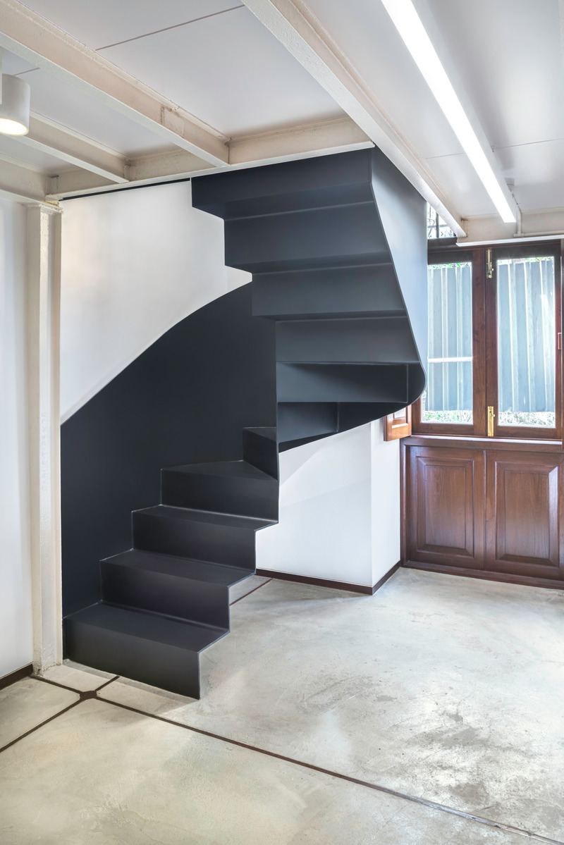 Press kit | 4016-03 - Press release | Tarq Gallery - Squareworks - Art -  Steel staircase  - Photo credit: Studio Charuau