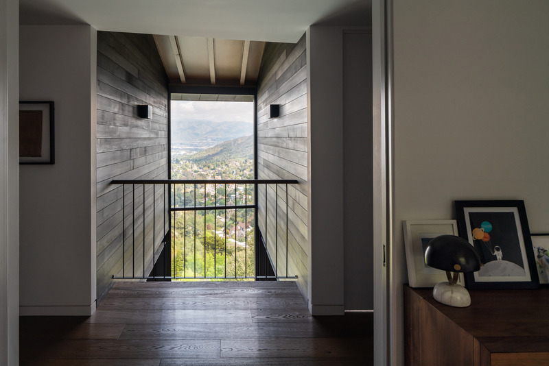 Dossier de presse | 5795-07 - Communiqué de presse | t House Defines a Seamless Connection Between Earth and Sky - ANX / Aaron Neubert Architects - Architecture résidentielle - Stair Slot<br style=""> - Crédit photo : Paul Vu / HANA