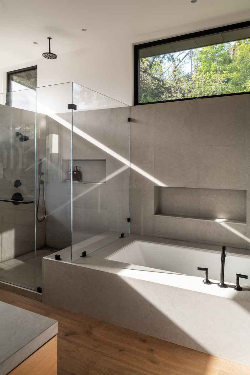 Dossier de presse | 5795-07 - Communiqué de presse | t House Defines a Seamless Connection Between Earth and Sky - ANX / Aaron Neubert Architects - Architecture résidentielle - Bathroom - Crédit photo : Paul Vu / HANA