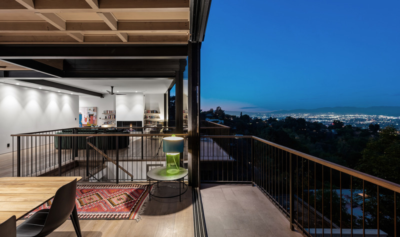 Dossier de presse | 5795-07 - Communiqué de presse | t House Defines a Seamless Connection Between Earth and Sky - ANX / Aaron Neubert Architects - Architecture résidentielle - Balcony - Crédit photo : Paul Vu / HANA