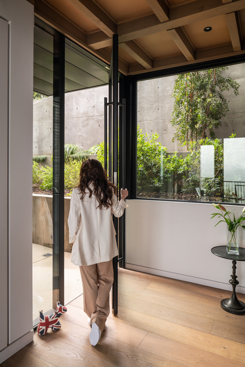 Dossier de presse | 5795-07 - Communiqué de presse | t House Defines a Seamless Connection Between Earth and Sky - ANX / Aaron Neubert Architects - Architecture résidentielle - Entry - Crédit photo : Paul Vu / HANA