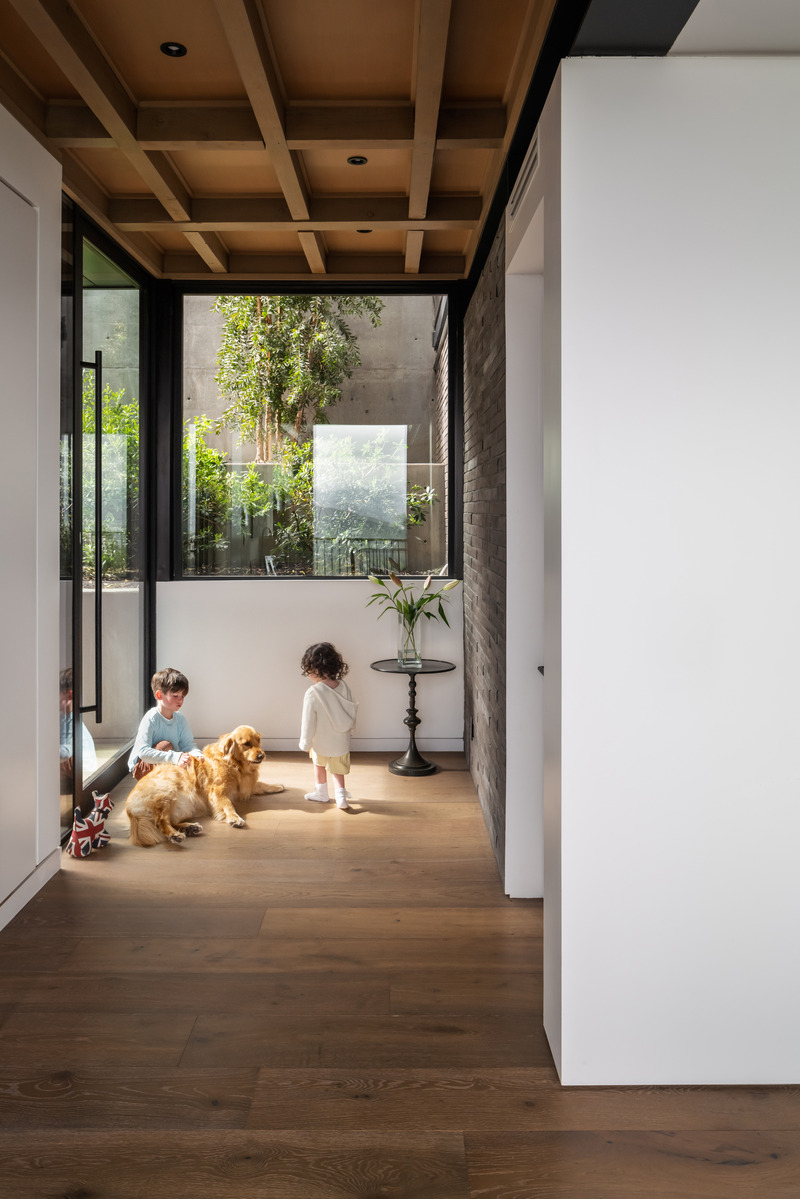 Dossier de presse | 5795-07 - Communiqué de presse | t House Defines a Seamless Connection Between Earth and Sky - ANX / Aaron Neubert Architects - Architecture résidentielle - Entry - Crédit photo : Paul Vu / HANA