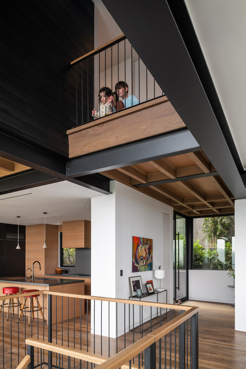 Dossier de presse | 5795-07 - Communiqué de presse | t House Defines a Seamless Connection Between Earth and Sky - ANX / Aaron Neubert Architects - Architecture résidentielle - Entry / Stair Slot<br> - Crédit photo : Paul Vu / HANA