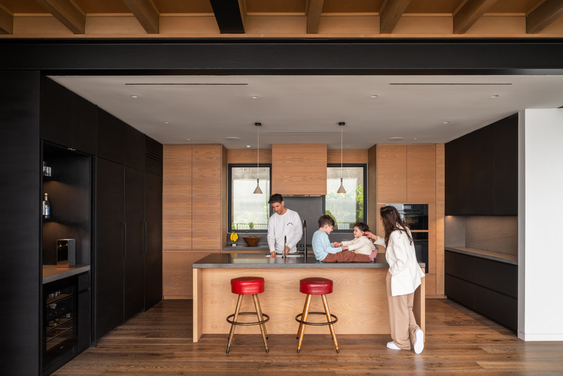 Dossier de presse | 5795-07 - Communiqué de presse | t House Defines a Seamless Connection Between Earth and Sky - ANX / Aaron Neubert Architects - Architecture résidentielle - Kitchen - Crédit photo : Paul Vu / HANA