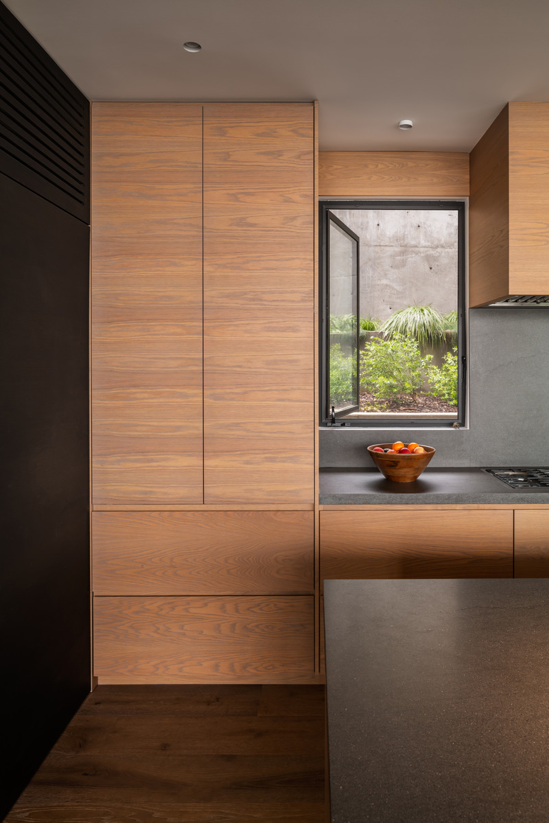 Dossier de presse | 5795-07 - Communiqué de presse | t House Defines a Seamless Connection Between Earth and Sky - ANX / Aaron Neubert Architects - Architecture résidentielle - Kitchen Detail<br> - Crédit photo : Paul Vu / HANA