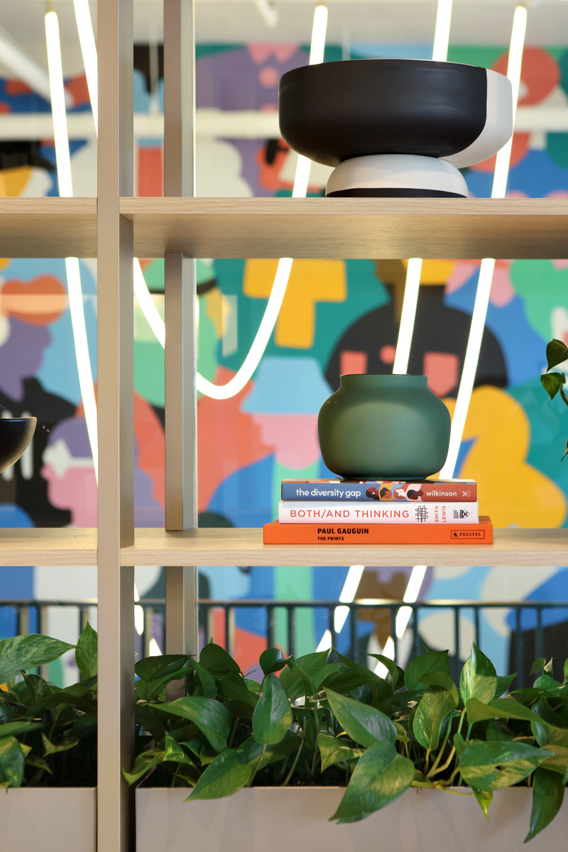 Dossier de presse | 5571-02 - Communiqué de presse | Trulioo's New HQ in Vancouver to Revitalize Return-to-Work Efforts - Edit Studios Inc. - Design d’intérieur commercial - Plant Library with mural in background - Crédit photo : Ema Peter 