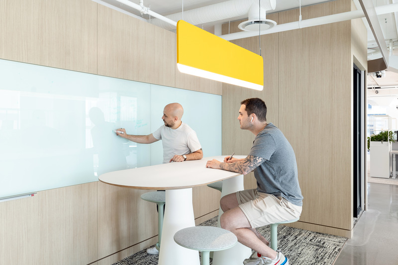 Dossier de presse | 5571-02 - Communiqué de presse | Trulioo's New HQ in Vancouver to Revitalize Return-to-Work Efforts - Edit Studios Inc. - Design d’intérieur commercial - Open Collaboration Zone - Crédit photo : Brett Ryan 