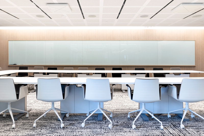 Dossier de presse | 5571-02 - Communiqué de presse | Trulioo's New HQ in Vancouver to Revitalize Return-to-Work Efforts - Edit Studios Inc. - Design d’intérieur commercial - Boardroom with movable tables - Crédit photo : Brett Ryan 