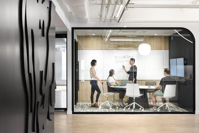 Dossier de presse | 5571-02 - Communiqué de presse | Trulioo's New HQ in Vancouver to Revitalize Return-to-Work Efforts - Edit Studios Inc. - Design d’intérieur commercial - Reception Meeting Rooms - Crédit photo : Ema Peter 