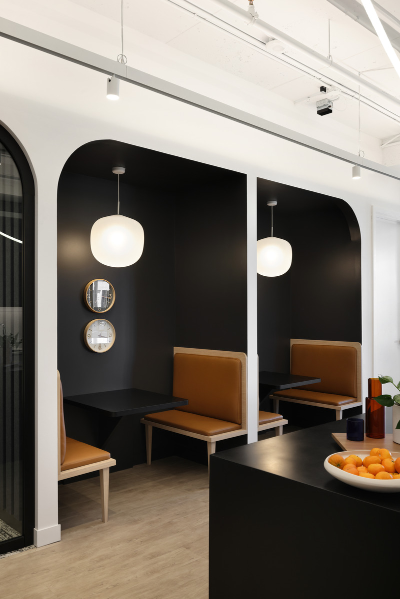Dossier de presse | 5571-02 - Communiqué de presse | Trulioo's New HQ in Vancouver to Revitalize Return-to-Work Efforts - Edit Studios Inc. - Design d’intérieur commercial - Coffee Hub booths off of reception - Crédit photo : Ema Peter 