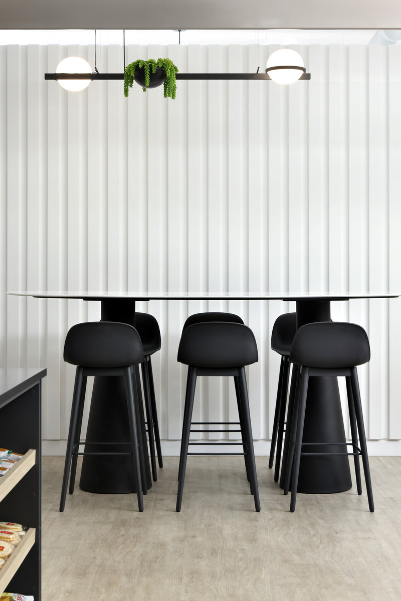 Dossier de presse | 5571-02 - Communiqué de presse | Trulioo's New HQ in Vancouver to Revitalize Return-to-Work Efforts - Edit Studios Inc. - Design d’intérieur commercial - Snack bar  - Crédit photo : Ema Peter 
