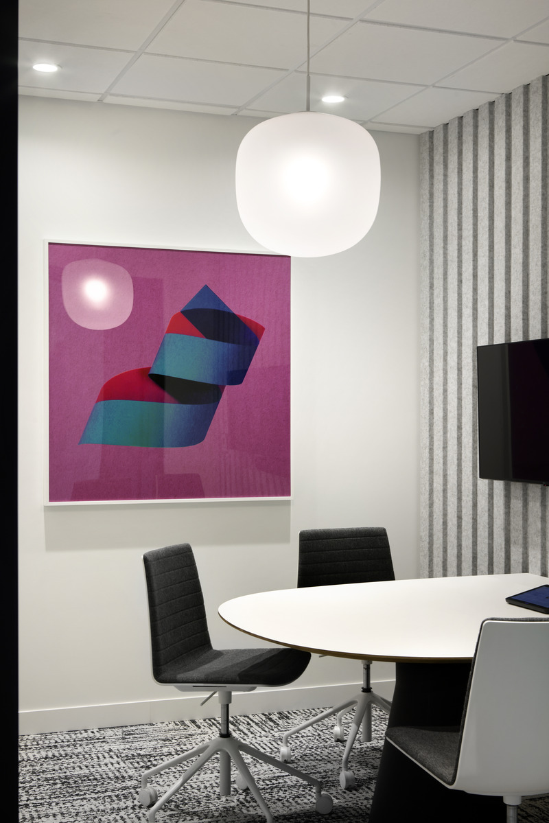 Dossier de presse | 5571-02 - Communiqué de presse | Trulioo's New HQ in Vancouver to Revitalize Return-to-Work Efforts - Edit Studios Inc. - Design d’intérieur commercial - Meeting Room with acoustical treatment - Crédit photo : Ema Peter