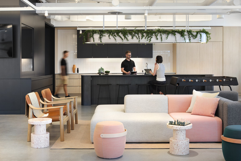 Dossier de presse | 5571-02 - Communiqué de presse | Trulioo's New HQ in Vancouver to Revitalize Return-to-Work Efforts - Edit Studios Inc. - Design d’intérieur commercial - Main eating hub and games zone where all 250 staff can be accommodated - Crédit photo : Ema Peter 