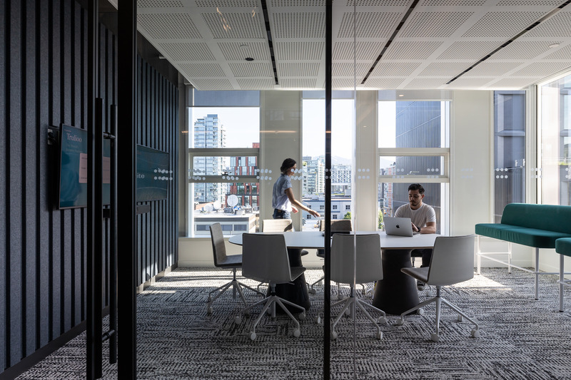 Dossier de presse | 5571-02 - Communiqué de presse | Trulioo's New HQ in Vancouver to Revitalize Return-to-Work Efforts - Edit Studios Inc. - Design d’intérieur commercial - Meeting Room - Crédit photo : Brett Ryan 