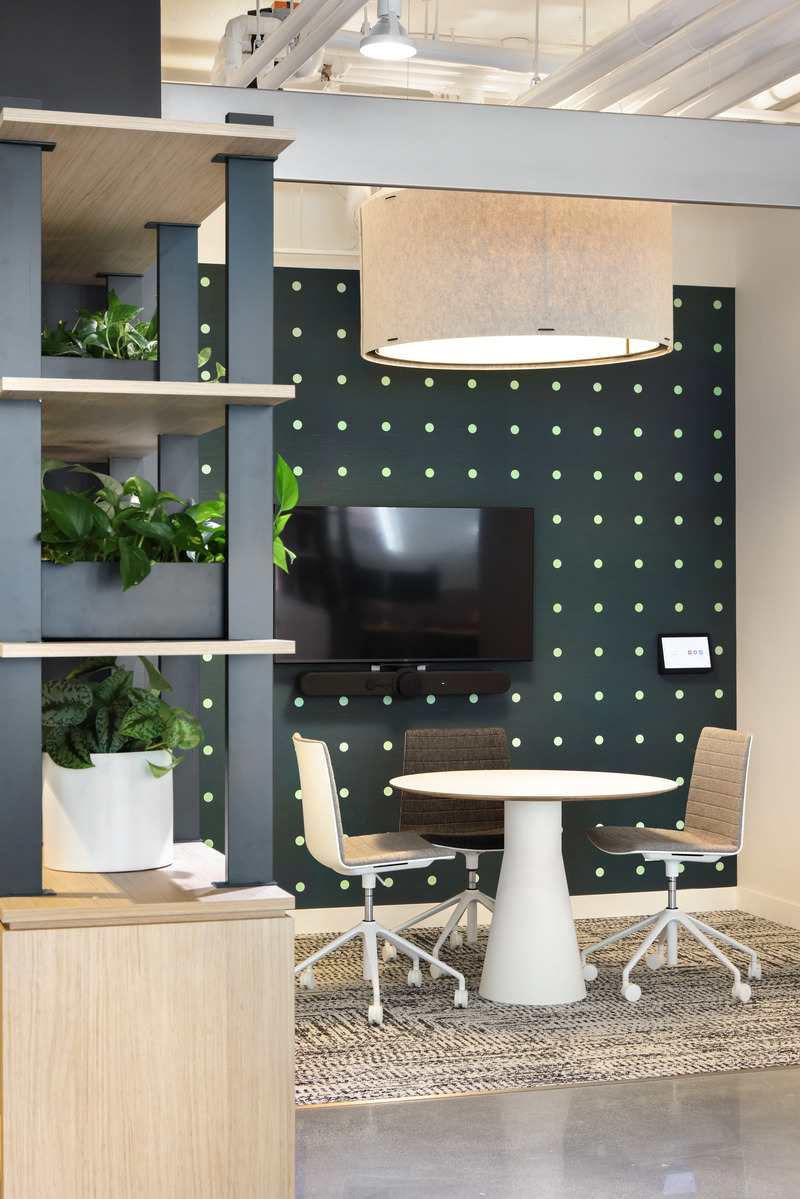 Dossier de presse | 5571-02 - Communiqué de presse | Trulioo's New HQ in Vancouver to Revitalize Return-to-Work Efforts - Edit Studios Inc. - Design d’intérieur commercial - Plant library and open meeting rooms - Crédit photo : Ema Peter 