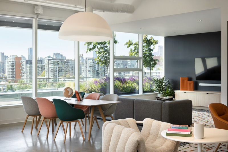 Dossier de presse | 5571-02 - Communiqué de presse | Trulioo's New HQ in Vancouver to Revitalize Return-to-Work Efforts - Edit Studios Inc. - Design d’intérieur commercial - Living room and TV lounge. Patio in the background - Crédit photo : Ema Peter 