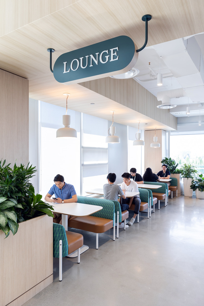 Dossier de presse | 5571-02 - Communiqué de presse | Trulioo's New HQ in Vancouver to Revitalize Return-to-Work Efforts - Edit Studios Inc. - Design d’intérieur commercial - Living room booth seating - Crédit photo : Brett Ryan 