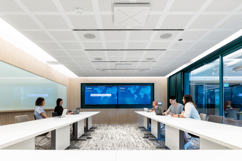 Dossier de presse | 5571-02 - Communiqué de presse | Trulioo's New HQ in Vancouver to Revitalize Return-to-Work Efforts - Edit Studios Inc. - Design d’intérieur commercial - Boardroom with movable tables - Crédit photo : Brett Ryan 