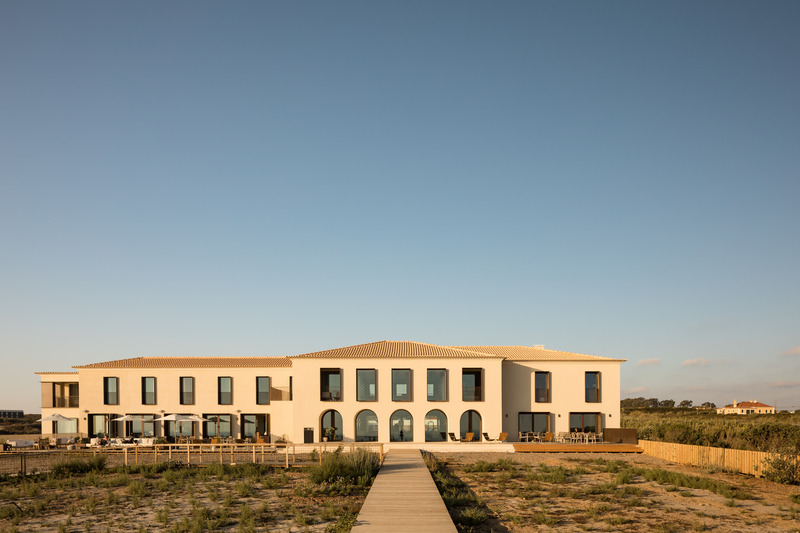 Dossier de presse | 967-03 - Communiqué de presse | Aethos Ericeira Hotel - Pedra Silva Arquitectos - Architecture commerciale - Crédit photo : Francisco Nogueira - Architectural Photography