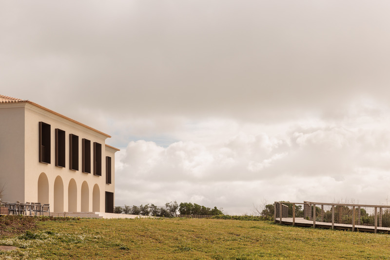 Dossier de presse | 967-03 - Communiqué de presse | Aethos Ericeira Hotel - Pedra Silva Arquitectos - Architecture commerciale - Crédit photo : Francisco Nogueira - Architectural Photography