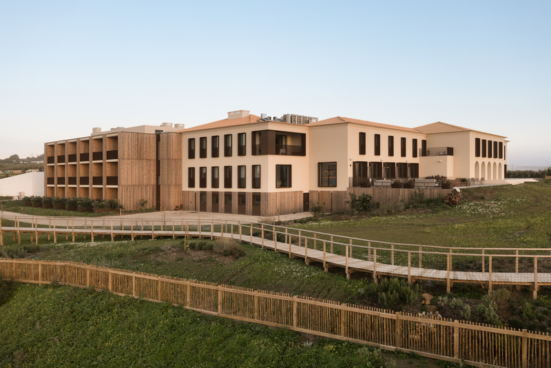 Dossier de presse | 967-03 - Communiqué de presse | Aethos Ericeira Hotel - Pedra Silva Arquitectos - Architecture commerciale - Crédit photo : Francisco Nogueira - Architectural Photography