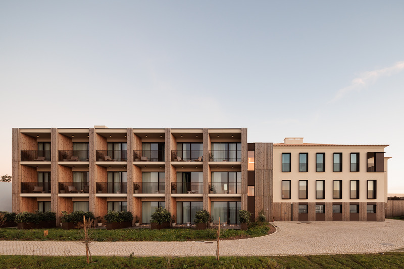 Dossier de presse | 967-03 - Communiqué de presse | Aethos Ericeira Hotel - Pedra Silva Arquitectos - Architecture commerciale - Crédit photo : Francisco Nogueira - Architectural Photography