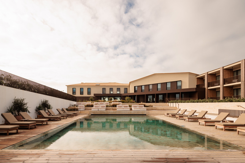Dossier de presse | 967-03 - Communiqué de presse | Aethos Ericeira Hotel - Pedra Silva Arquitectos - Architecture commerciale - Crédit photo : Francisco Nogueira - Architectural Photography