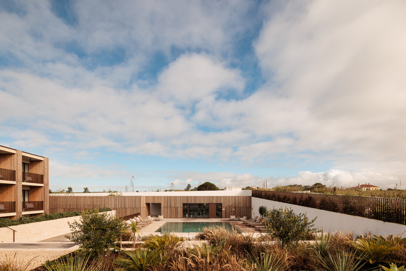 Dossier de presse | 967-03 - Communiqué de presse | Aethos Ericeira Hotel - Pedra Silva Arquitectos - Architecture commerciale - Crédit photo : Francisco Nogueira - Architectural Photography