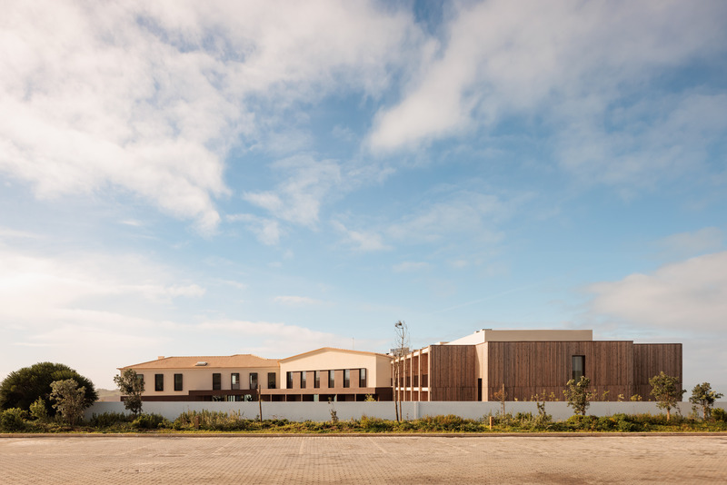 Dossier de presse | 967-03 - Communiqué de presse | Aethos Ericeira Hotel - Pedra Silva Arquitectos - Architecture commerciale - Crédit photo : Francisco Nogueira - Architectural Photography