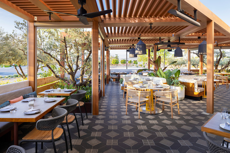 Press kit | 5857-03 - Press release | Saizon - Studio UNLTD - Commercial Interior Design - Patio Dining - Photo credit: Zack Benson Photography