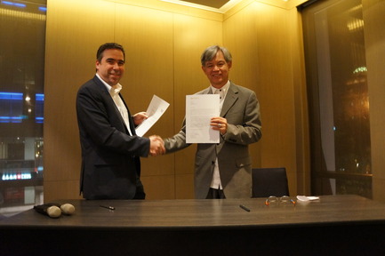Dossier de presse | 753-09 - Communiqué de presse | Bilan positif pour la mission du design québécois à Taipei - Mission Design - Évènement + Exposition - Alain Dufour, directeur général de Mission Design M. Tony Chang, président du Taïwan Design Center, ont signé des lettres de support mutuel. Le Taïwan Design Center soutien le projet de Sommet mondial du design de 2017 à Montréal. - Crédit photo : Mission Design