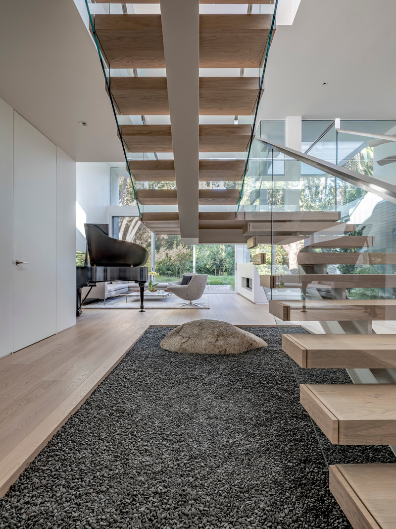 Press kit | 2757-38 - Press release | Swatt Miers Architects Serves Up California Cool with a Warm Modern Twist - Swatt Miers Architects - Residential Architecture -  Owyang House:  An interior garden of gravel and a single boulder visually anchors the sculptural form of the free standing, steel framed stair.<br style="">    - Photo credit: Tim Griffith