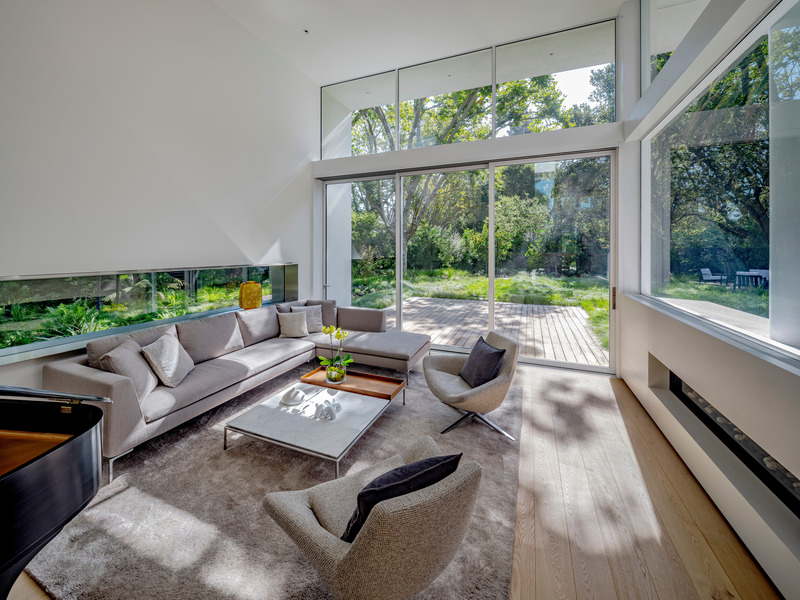 Press kit | 2757-38 - Press release | Swatt Miers Architects Serves Up California Cool with a Warm Modern Twist - Swatt Miers Architects - Residential Architecture -  Owyang House: Walls of glass connect the interior spaces to the beautiful new gardens.  - Photo credit:  Tim Griffith 